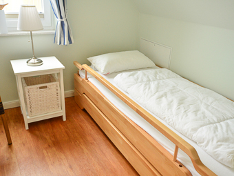 Eins der Einzelbetten im dritten Schlafzimmer verfügt über einen einfachen Rausfallschutz für Kinder
