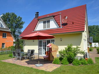 Ferienhaus Godewind Glowe - Blick auf die Süd-Terrasse und den festen Grill