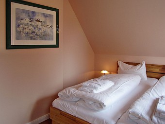 Ferienhaus Godewind Glowe - Doppelbett im großen Schlafzimmer im Obergeschoss